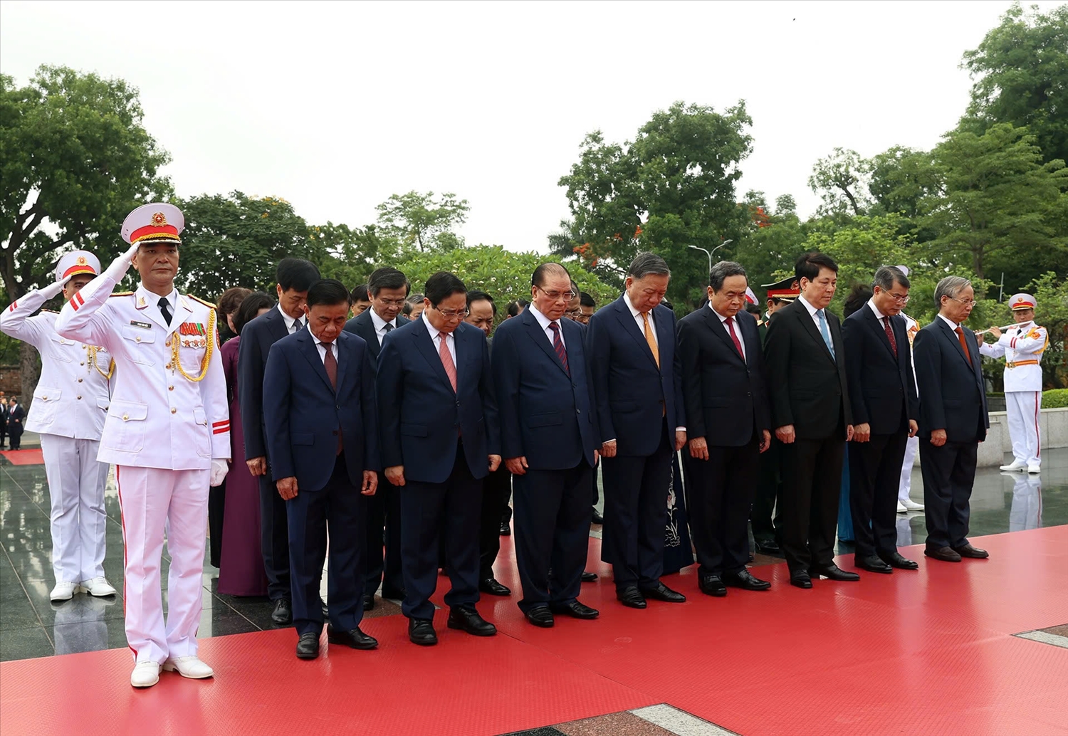 Các đồng chí lãnh đạo Đảng, Nhà nước, nguyên lãnh đạo Đảng, Nhà nước đặt vòng hoa, tưởng niệm các Anh hùng liệt sĩ - Ảnh: VGP/Nhật Bắc