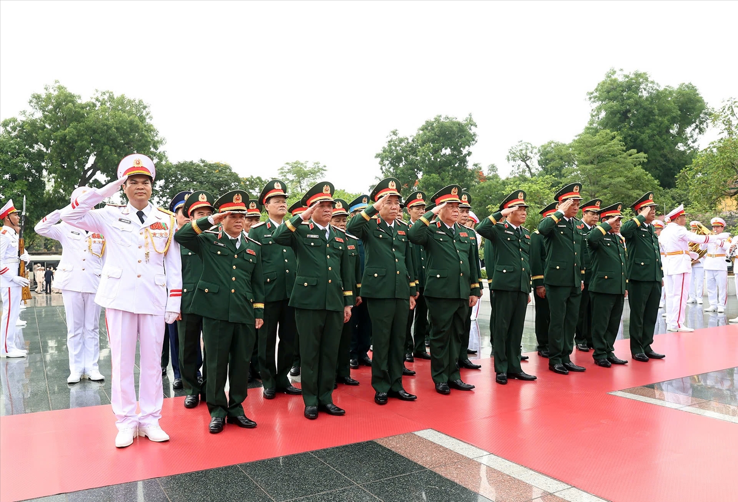 Đoàn đại biểu Quân ủy Trung ương-Bộ Quốc phòng tưởng niệm các Anh hùng liệt sĩ - Ảnh: VGP/Nhật Bắc