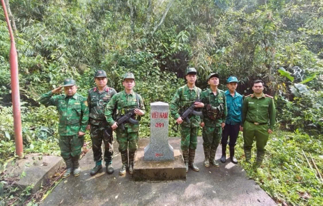 Tổ công tác của Đồn Biên phòng Mỹ Lý kiểm tra, kiểm soát tại khu vực Mốc biên giới giáp Lào. Ảnh: TTXVN phát