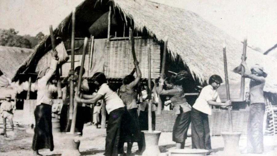 Phụ nữ dân tộc X’tiêng giã gạo nuôi quân trong kháng chiến chống Mỹ (Ảnh tư liệu)