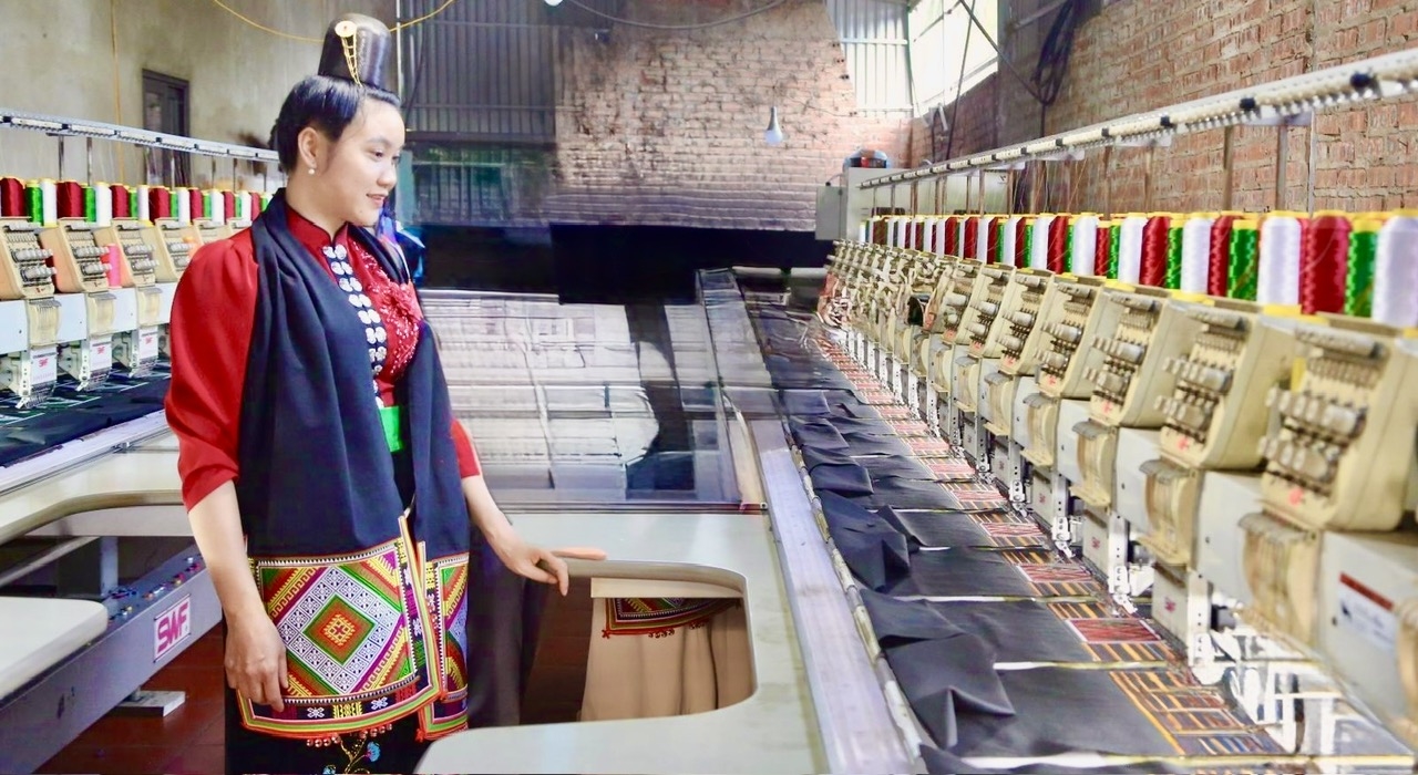Nhằm gìn giữ bản sắc văn hóa dân tộc Thái, Nhân dân xã Púng Bánh đẩy mạnh phong trào sản xuất khăn Piêu, mở ra hướng đi mới trong phát triển kinh tế địa phương.