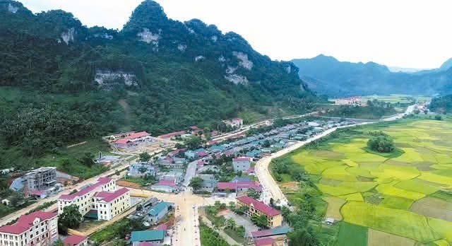 Phát triển vùng đồng bào dân tộc thiểu số và miền núi không thể chỉ bắt đầu từ những con số tăng trưởng hay các công trình hạ tầng. Gốc rễ của sự phát triển phải là con người và nền tảng văn hóa
