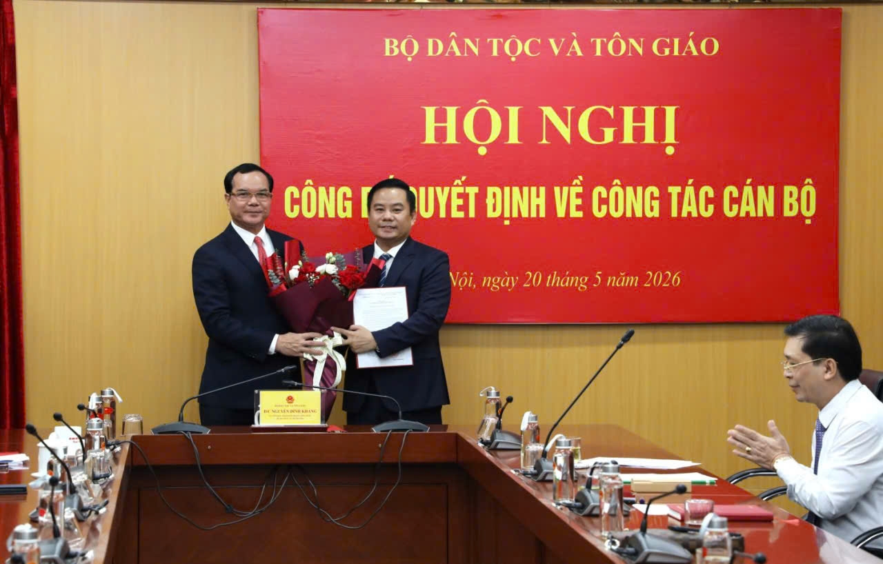 Uỷ viên BCH Trung ương Đảng, Bộ trưởng Bộ Dân tộc và Tôn giáo Nguyễn Đình Khang trao Quyết định bổ nhiệm và tặng hoa chúc mừng tân Vụ trưởng Vụ Chính sách Đào Xuân Quy
