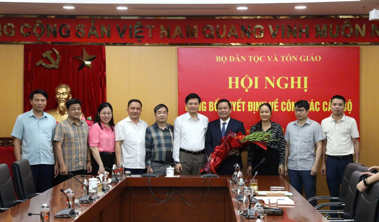 Tập thể lãnh đạo Văn phòng Đảng uỷ, Uỷ ban Kiểm tra Đảng uỷ, Ban Tuyên giáo và Dân vận Đảng uỷ Bộ Dân tộc và Tôn giáo tặng hoa chúc mừng tân Vụ trưởng Vụ Chính sách Đào Xuân Quy