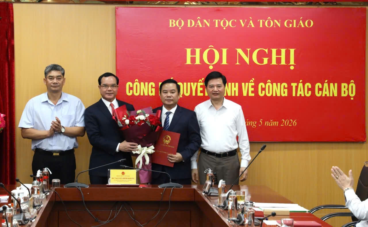 Uỷ viên BCH Trung ương Đảng, Bộ trưởng Bộ Dân tộc và Tôn giáo Nguyễn Đình Khang chúc mừng đồng chí Đào Xuân Quy nhận nhiệm vụ Vụ trưởng Vụ Chính sách