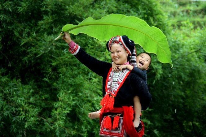 Những đứa trẻ học yêu thương, học làm người qua từng câu hát ru của bà, mẹ và chị...