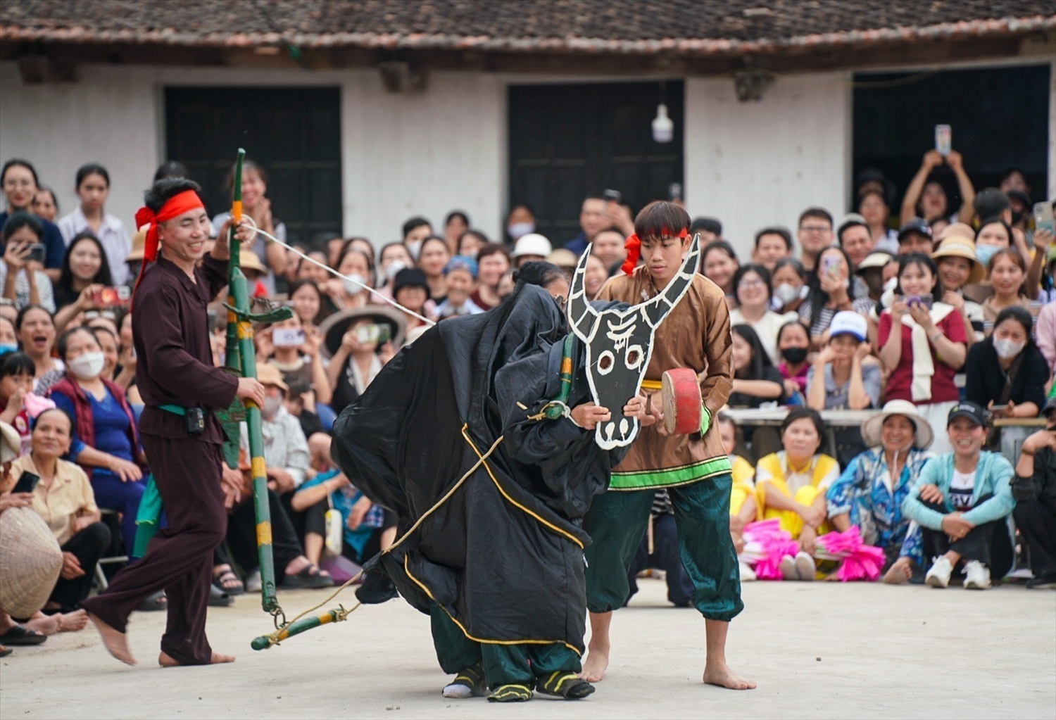 Hai chàng trai thi kén rể cùng trổ tài trong các trò chơi