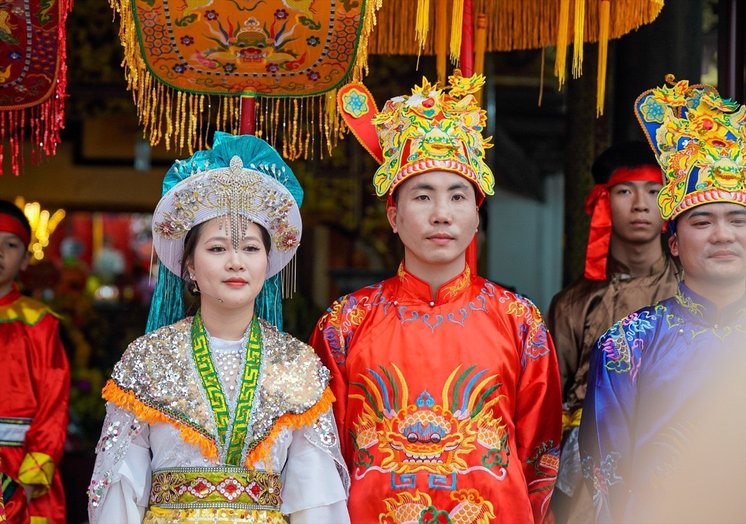 Chàng rể thắng cuộc trong trang phục mới sánh bước cùng nữ tướng ra mắt dân làng, khép lại hội thi kén rể