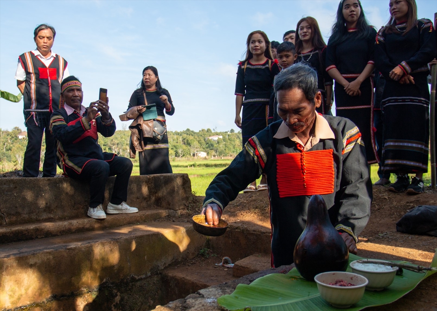 A ritual in the water-worshiping ceremony of the E-de people