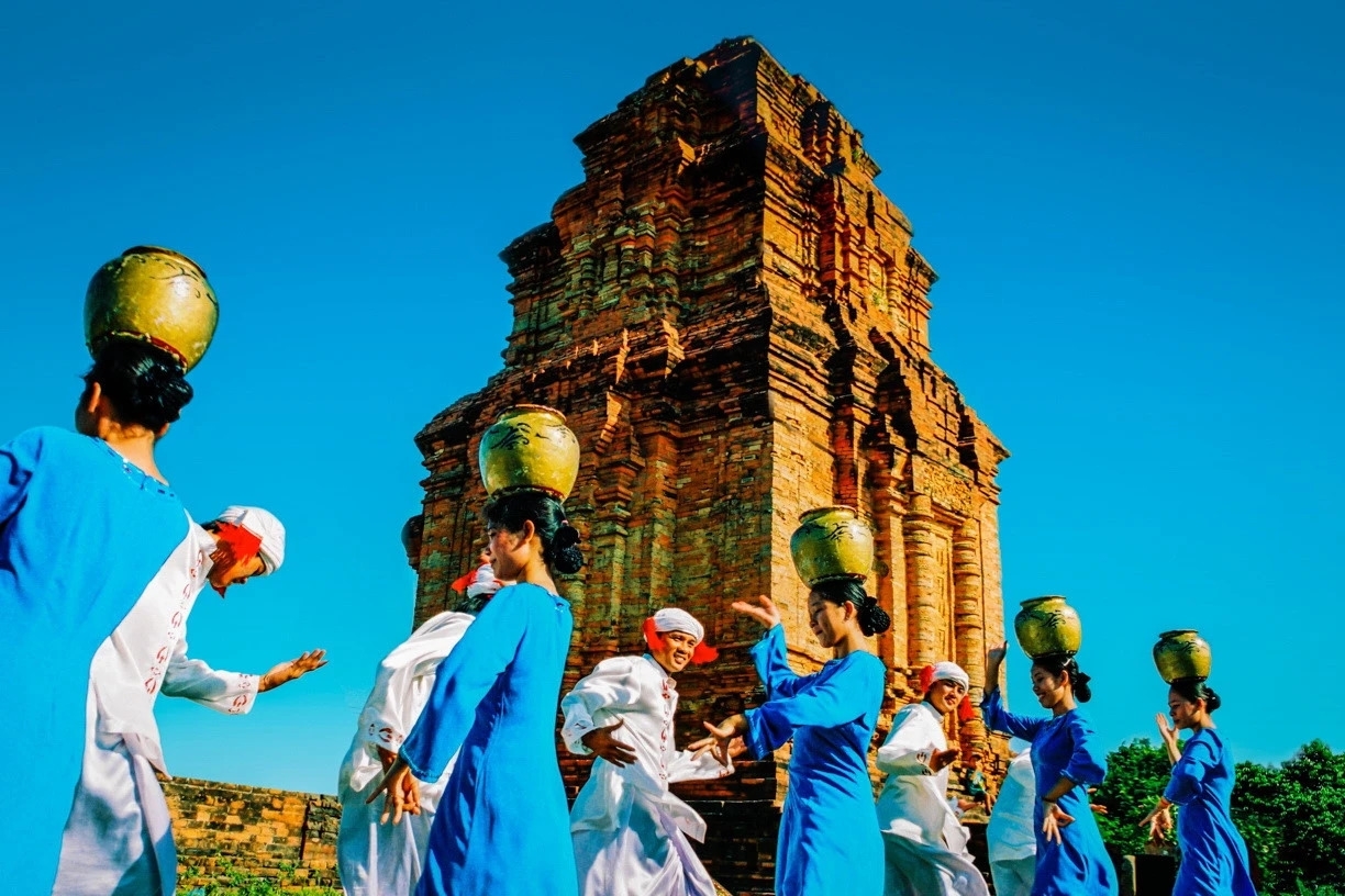 Cham dance by the ancient tower during the Ka-te festival