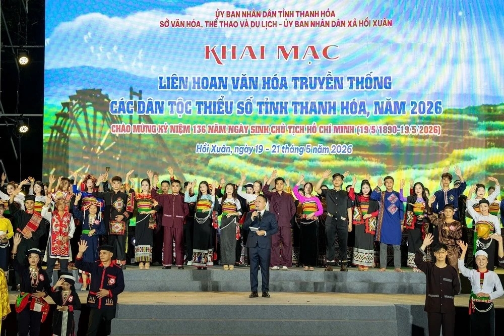 Màn trình diễn trang phục truyền thống tạo nên không gian văn hóa đa sắc màu trong đêm khai mạc (Ảnh: Báo Thanh Hóa)
