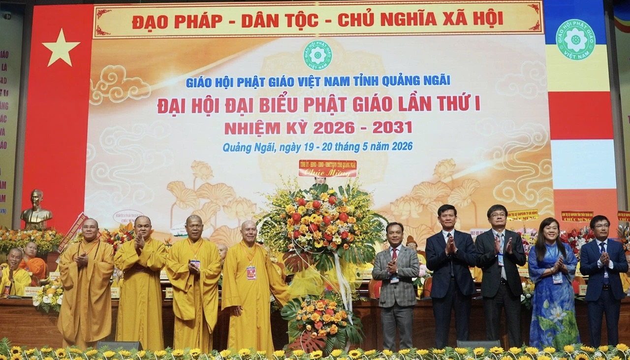 Các lãnh đạo tỉnh Quảng Ngãi trao hoa chúc mừng Đại hội.