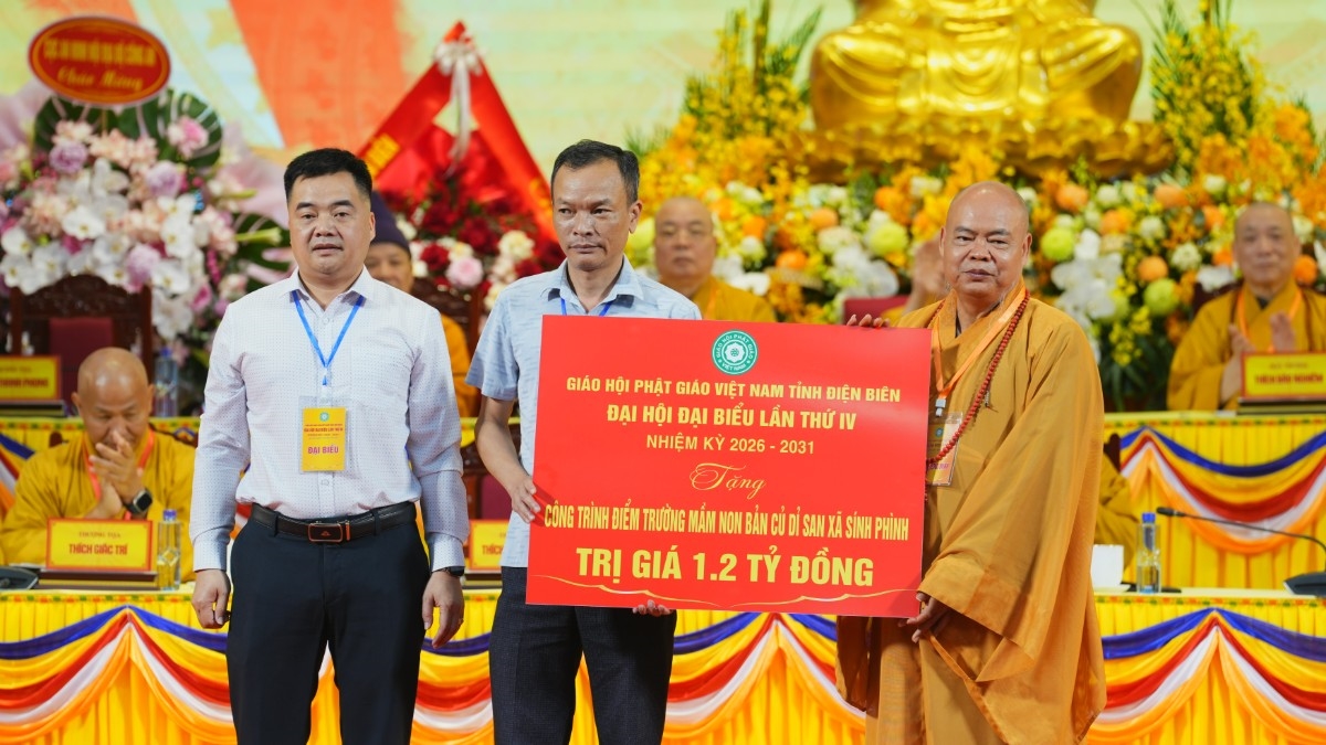 Tại Đại hội, Ban Tổ chức đã trao tặng 1,2 tỷ đồng xây dựng điểm trường mầm non bản Củ Dỉ San - xã Sính Phình