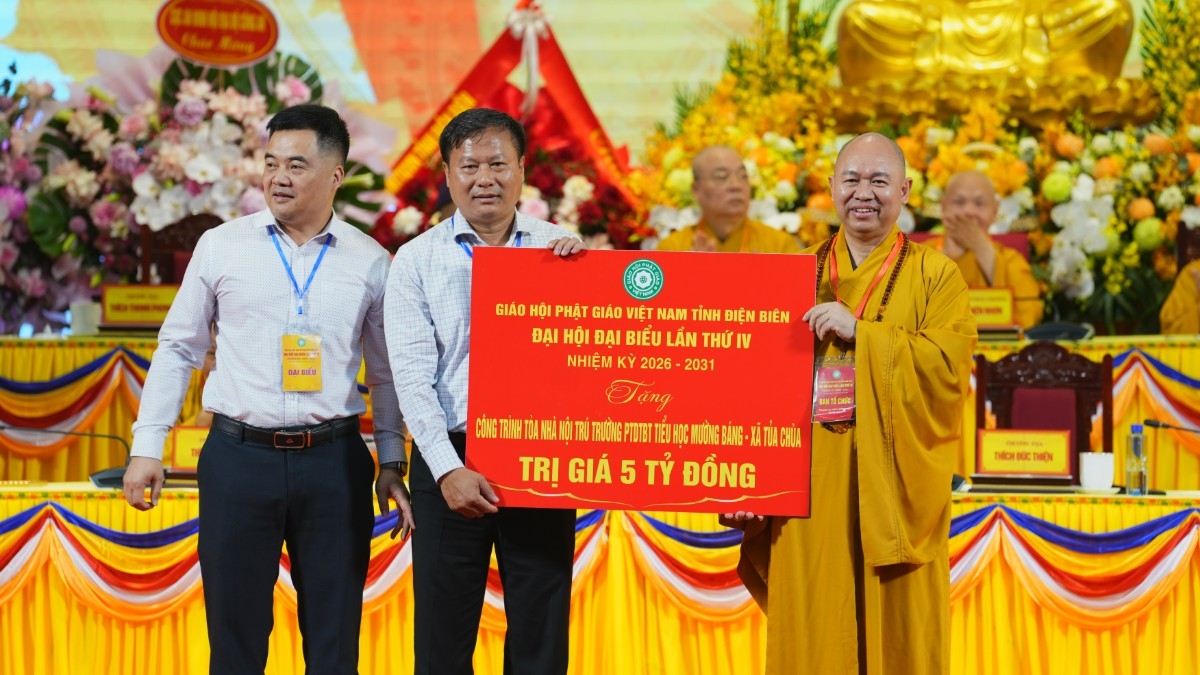 Tại Đại hội, Ban Tổ chức đã trao tặng 5 tỷ đồng hỗ trợ xây dựng tòa nhà nội trú Trường PTDTBT Tiểu học Mường Báng - xã Tủa Chùa