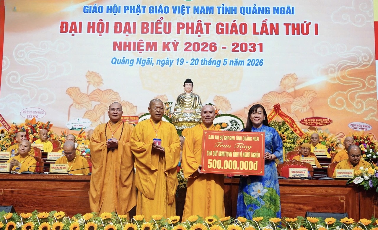 Tân Ban Trị sự Giáo hội Phật giáo Việt Nam tỉnh Quảng Ngãi trao bảng tượng trưng ủng hộ số tiền 500 triệu đồng hỗ trợ Quỹ Vì người nghèo