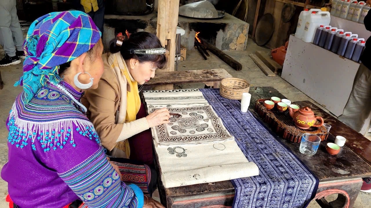 Nghệ thuật vẽ sáp ong trên vải của người Mông