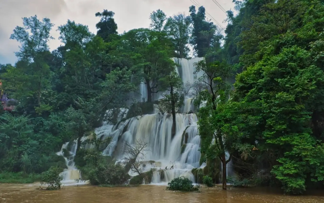 Thác Dải Yếm từ lâu đã rất nổi tiếng là nơi tiên cảnh đẹp nhất nhì tại Cao nguyên Mộc Châu. Không chỉ dừng lại ở đó, dòng thác này còn mang trong mình những câu chuyện, truyền thuyết mang đậm bản sắc văn hóa của đồng bào bà con người Thái nơi đây