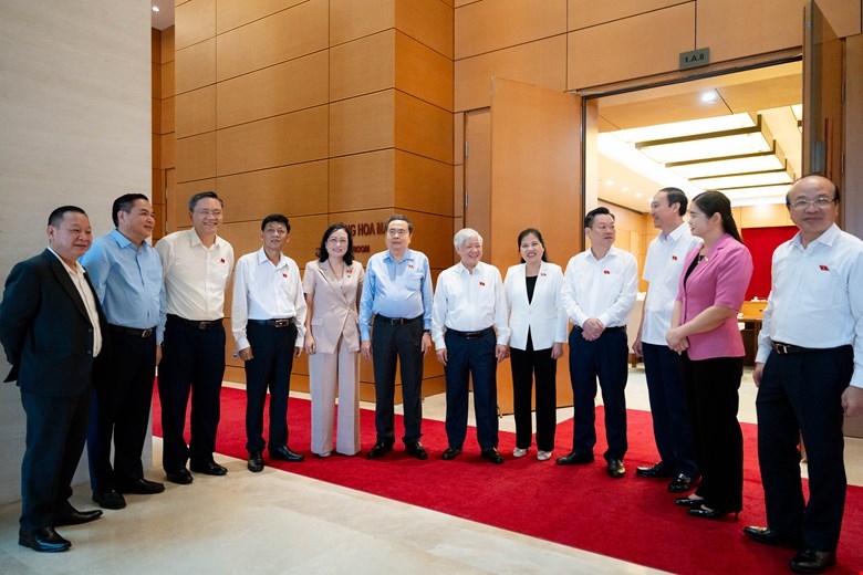 Chủ tịch Quốc hội Trần Thanh Mẫn và Phó Chủ tịch Thường trực Quốc hội Đỗ Văn Chiến trò chuyện, trao đổi với Thường trực Hội đồng Dân tộc của Quốc hội 