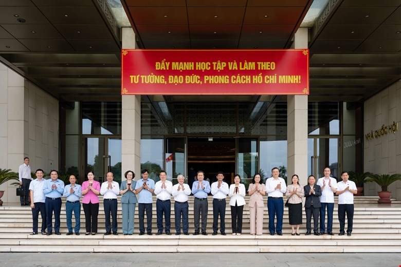 Chủ tịch Quốc hội Trần Thanh Mẫn và Phó Chủ tịch Thường trực Quốc hội Đỗ Văn Chiến chụp ảnh lưu niệm với Thường trực Hội đồng Dân tộc 