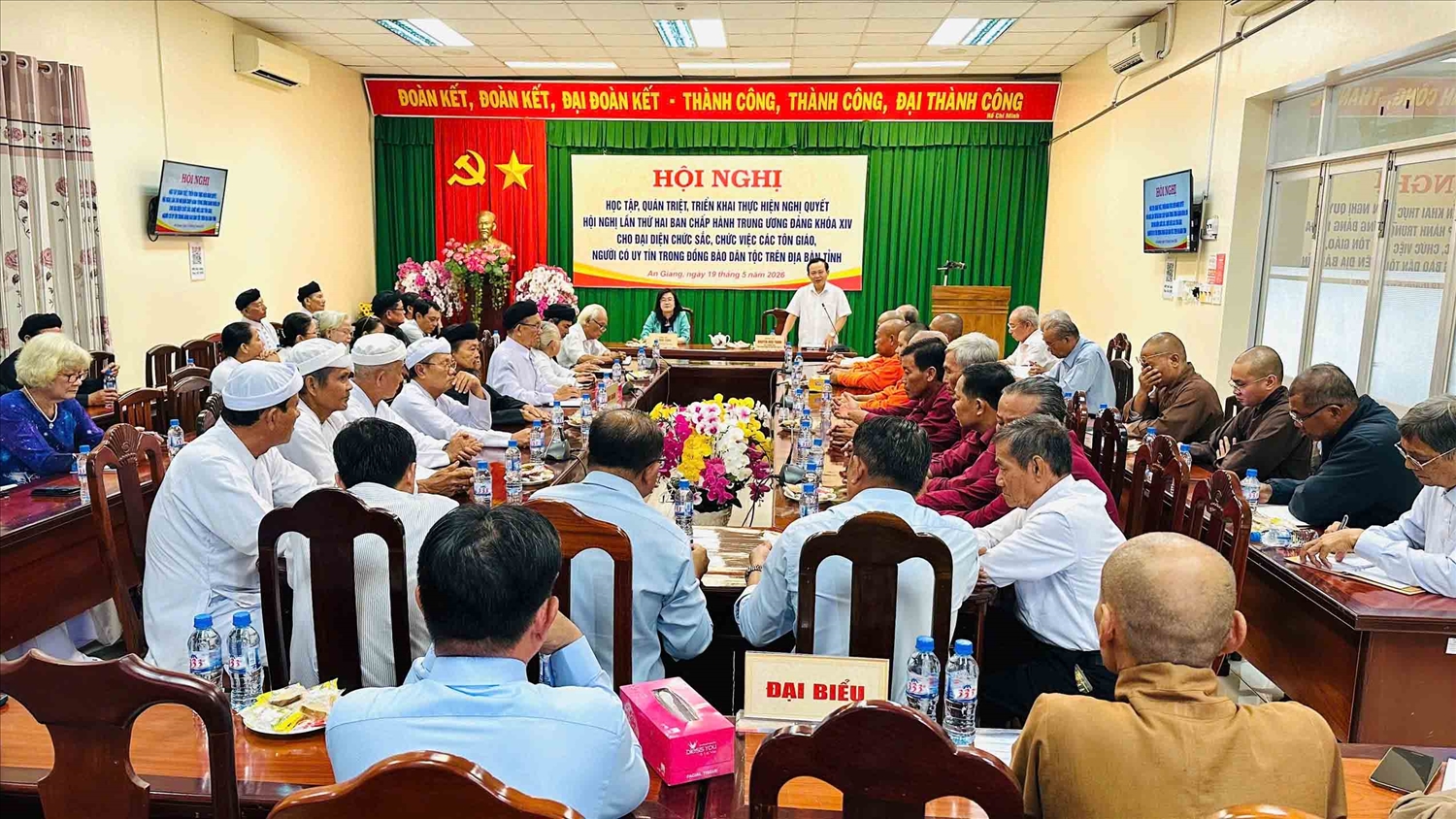 Hội nghị Học tập, quán triệt, triển khai thực hiện Nghị quyết Hội nghị lần thứ hai Ban Chấp hành Trung ương Đảng Khóa XIV cho đại diện chức sắc, chức việc các tôn giáo và người có uy tín trong đồng bào dân tộc trên địa bàn tỉnh.