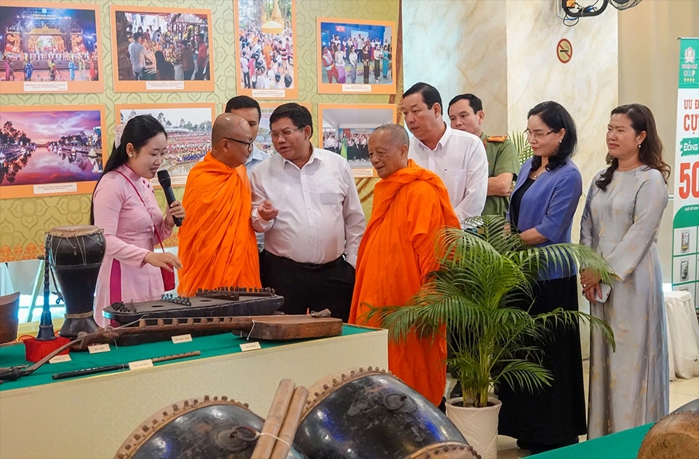 Đồng chí Y Thông - Thứ trưởng Bộ Dân tộc và Tôn giáo và các đại biểu tham quan trưng bày sách, ảnh, hiện vật về văn hóa Khmer. (Ảnh: Báo Cần Thơ)