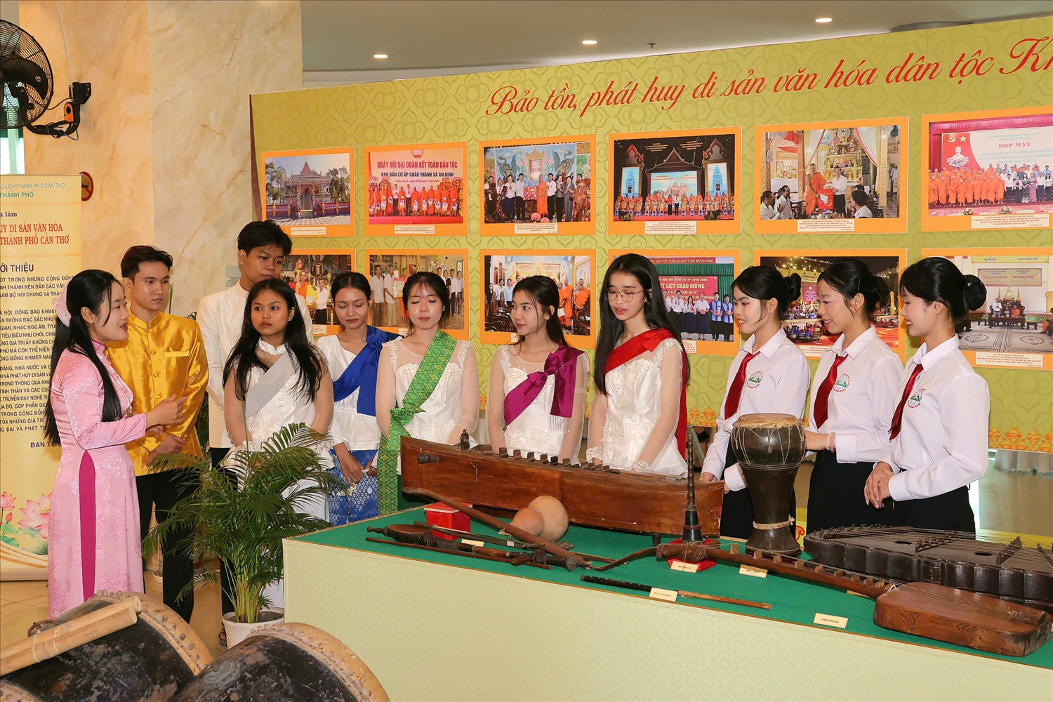 Nhiều bạn trẻ đến tham quan, tìm hiểu các loại nhạc cụ của dân tộc Khmer (Ảnh: Báo Đại biểu Nhân dân)