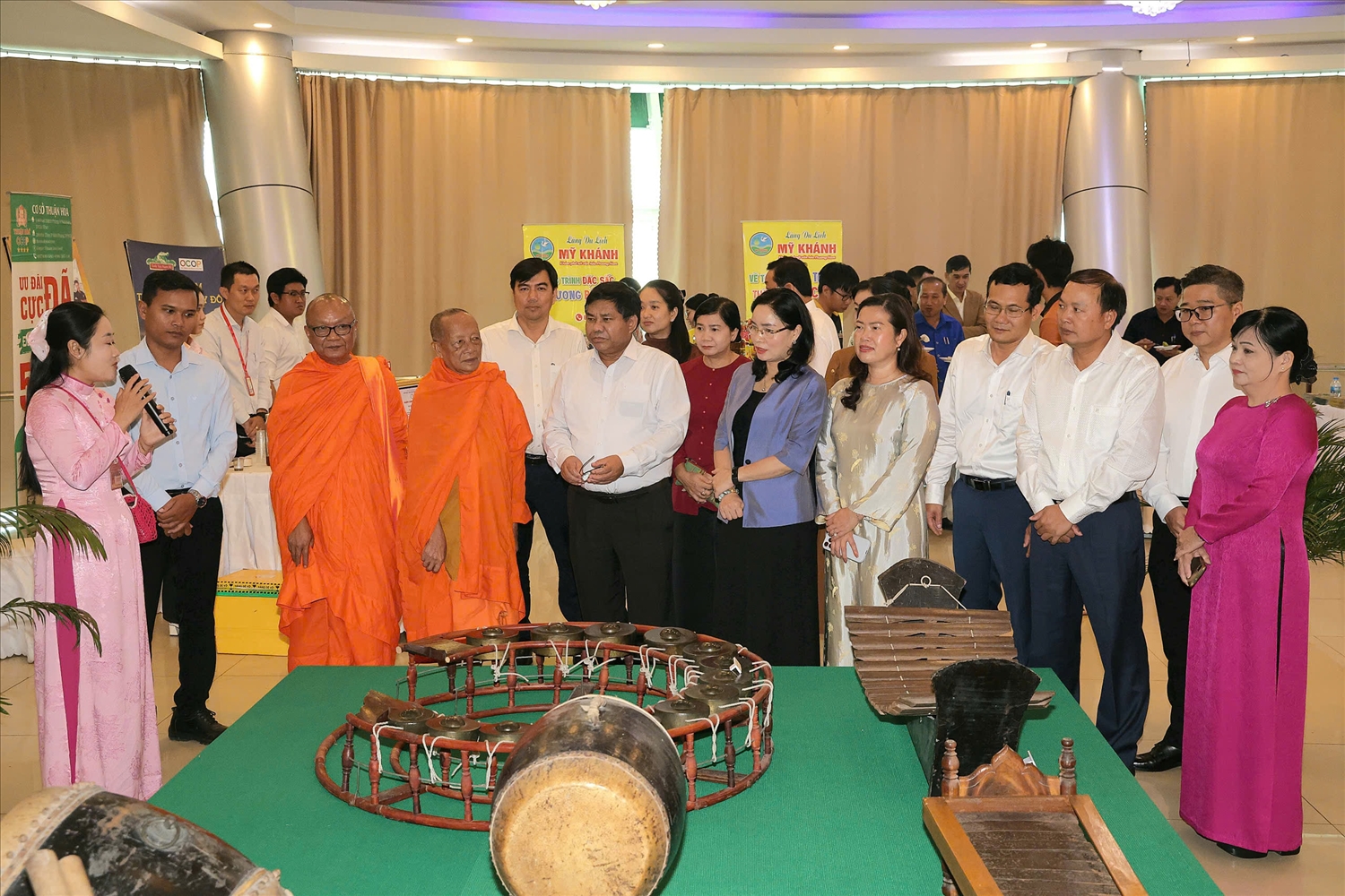 Lãnh đạo các bộ, ngành và các đại biểu tham quan nhạc cụ của đồng bào dân tộc Khmer (Ảnh: Báo Đại biểu Nhân dân)