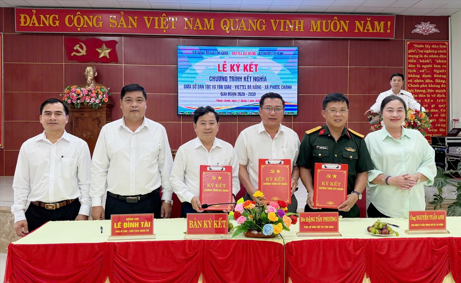 Đại diện lãnh đạo Sở Dân tộc và Tôn giáo, Viettel Đà Nẵng và UBND xã Phước Chánh ký kết chương trình kết nghĩa giai đoạn 2026-2030. (Ảnh: Báo Đà Nẵng)