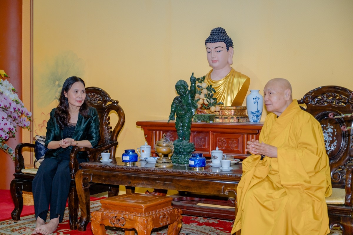 Bà Trần Thị Minh Nga thăm hỏi sức khỏe Hòa thượng Thích Thiện Nhơn tại buổi thăm.