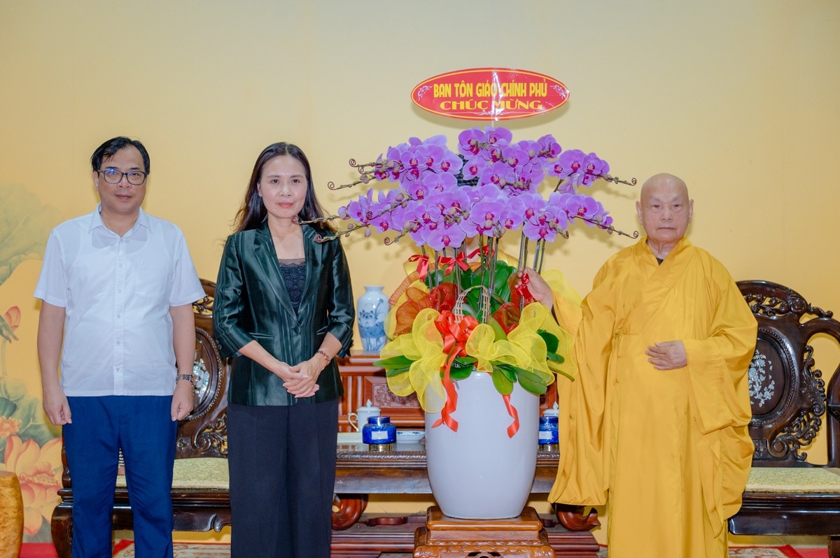 Bà Trần Thị Minh Nga chúc mừng Hòa thượng Thích Thiện Nhơn nhân mùa Phật đản Phật lịch 2570.