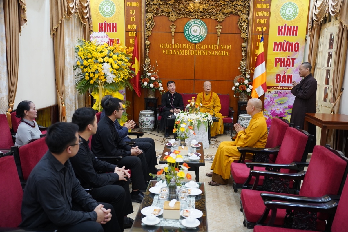 Đoàn Tổng Giáo phận Hà Nội chúc mừng Phật đản PL.2570 - DL.2026 tại chùa Quán Sứ.