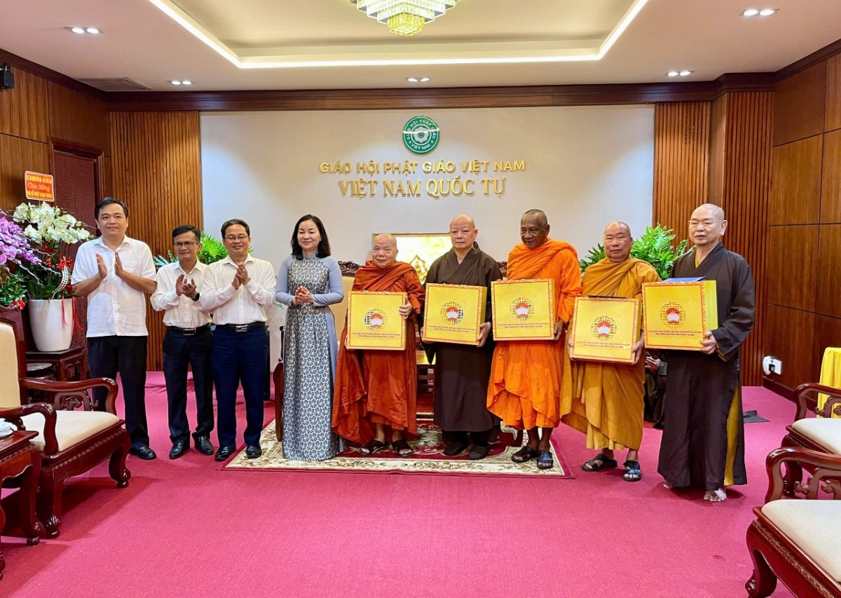 Ban Thường trực Ủy ban Mặt trận Tổ quốc Việt Nam Thành phố Hồ Chí Minh tặng quà chúc mừng Đại lễ Phật đản 2026 đến các chức sắc Phật giáo.