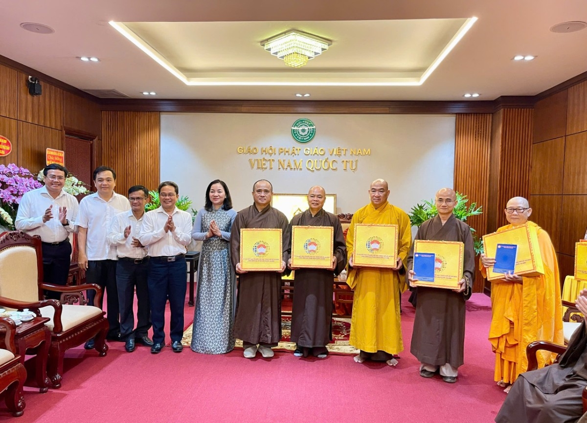 Ban Thường trực Ủy ban Mặt trận Tổ quốc Việt Nam Thành phố Hồ Chí Minh tặng quà chúc mừng Đại lễ Phật đản 2026 đến các chức sắc Phật giáo.
