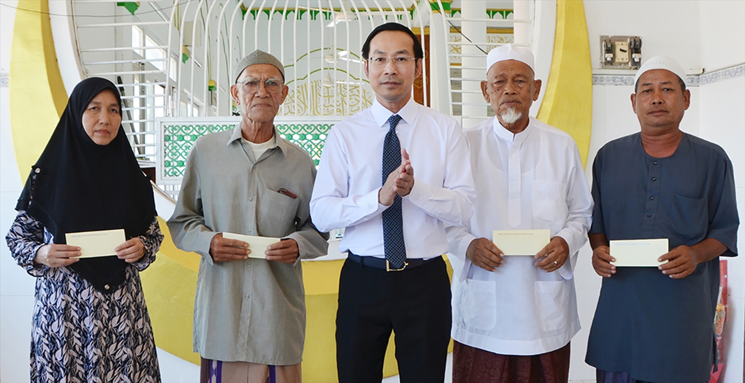 Lãnh đạo tỉnh An Giang tặng quà chúc mừng đồng bào Chăm nhân dịp Tết Roya Haji năm 2026.