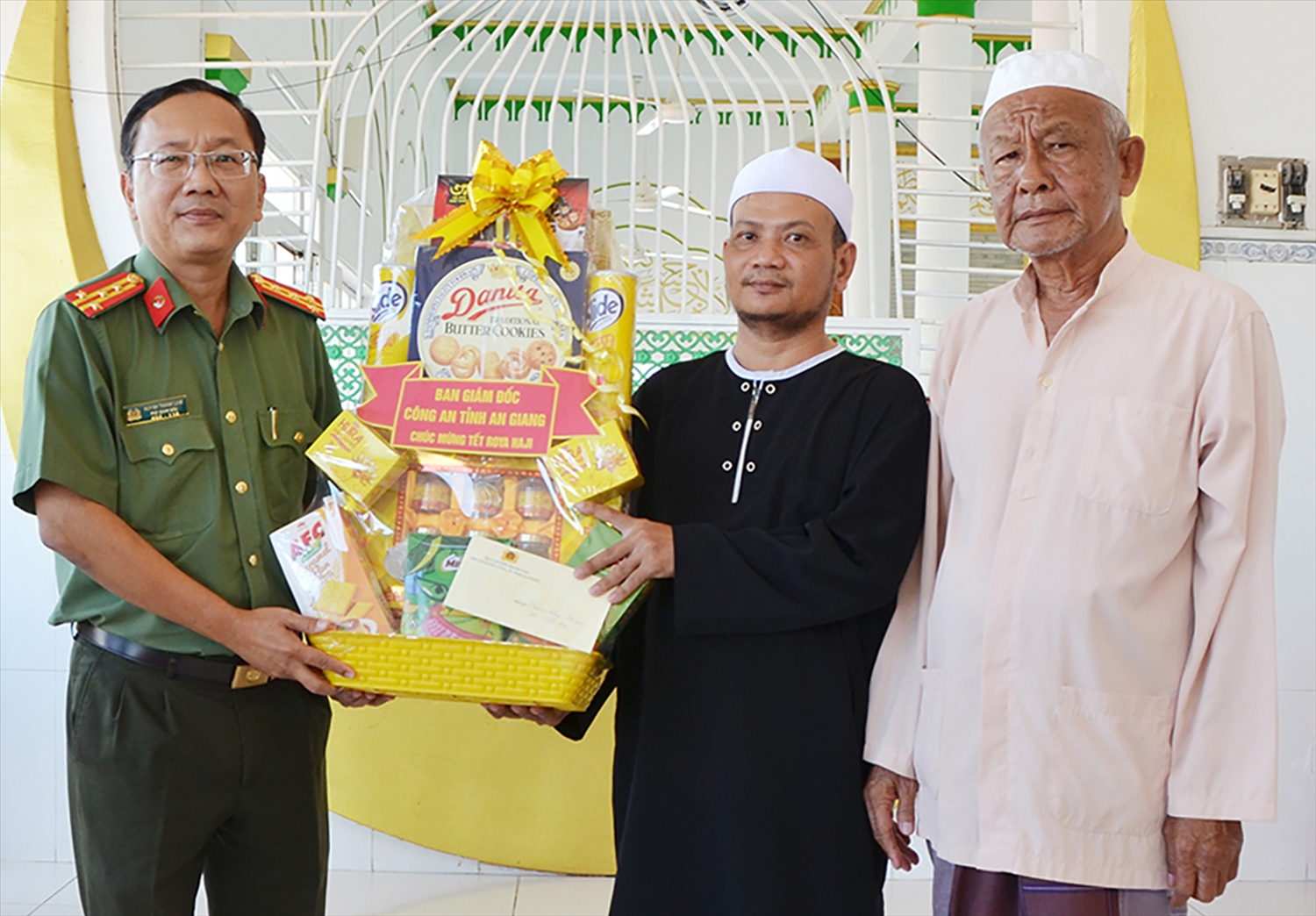 Lãnh đạo Công an tỉnh An Giang tặng quà, chúc Tết Roya Haji 2026 tại các thánh đường trên địa bàn xã Vĩnh Hậu.
