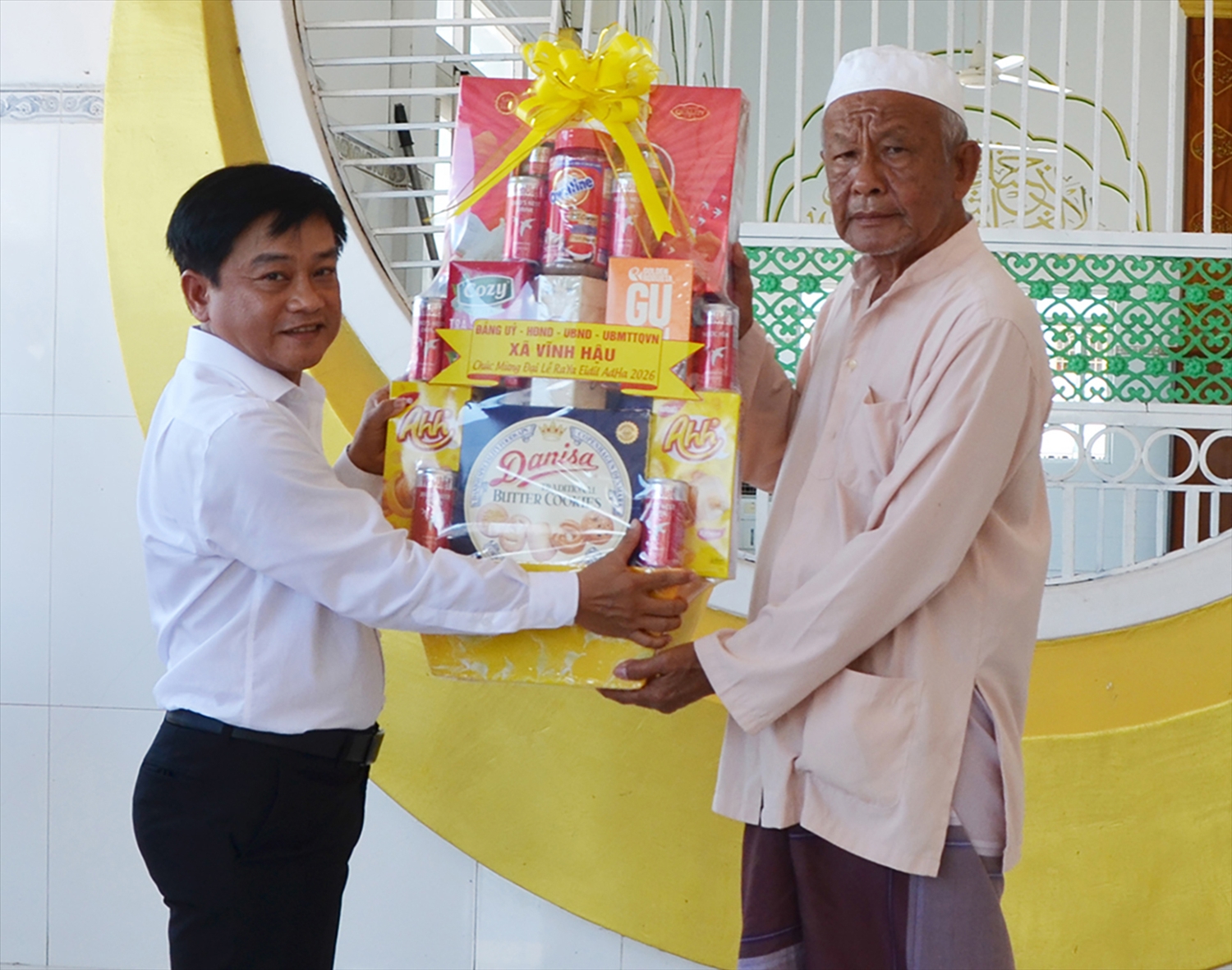 Lãnh đạo xã Vĩnh Hậu tặng quà, chúc Tết Roya Haji 2026 các thánh đường và các vị giáo cả.