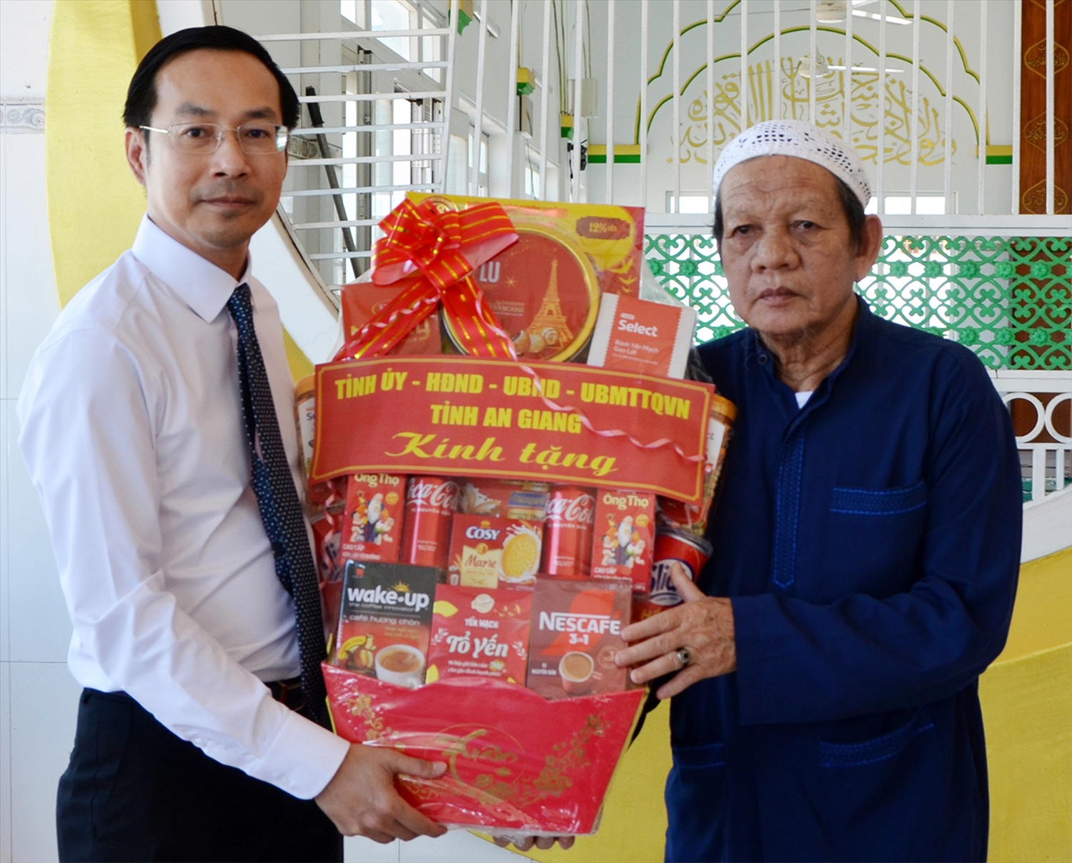 Ông Nguyễn Thanh Nhàn - Phó Bí thư Thường trực Tỉnh ủy, Chủ tịch Hội đồng Nhân dân tỉnh An Giang tặng quà chúc mừng nhân dịp Tết Roya Haji năm 2026.