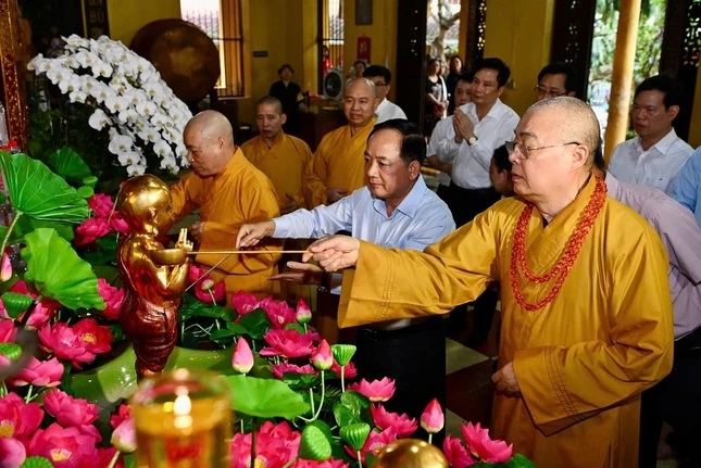 Ông Trịnh Văn Quyết cùng Đoàn công tác và chư tôn giáo phẩm Trung ương Giáo hội Phật giáo Việt Nam thực hiện nghi thức tắm Phật.