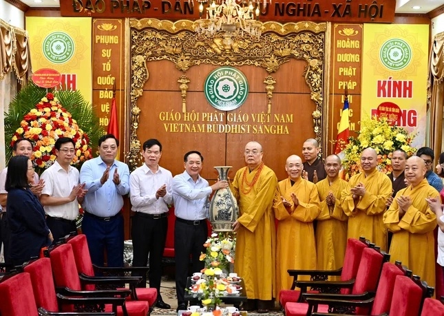 Đoàn công tác trao quà chúc mừng Phật đản Phật lịch 2570 đến chư tôn giáo phẩm Trung ương Giáo hội Phật giáo Việt Nam.