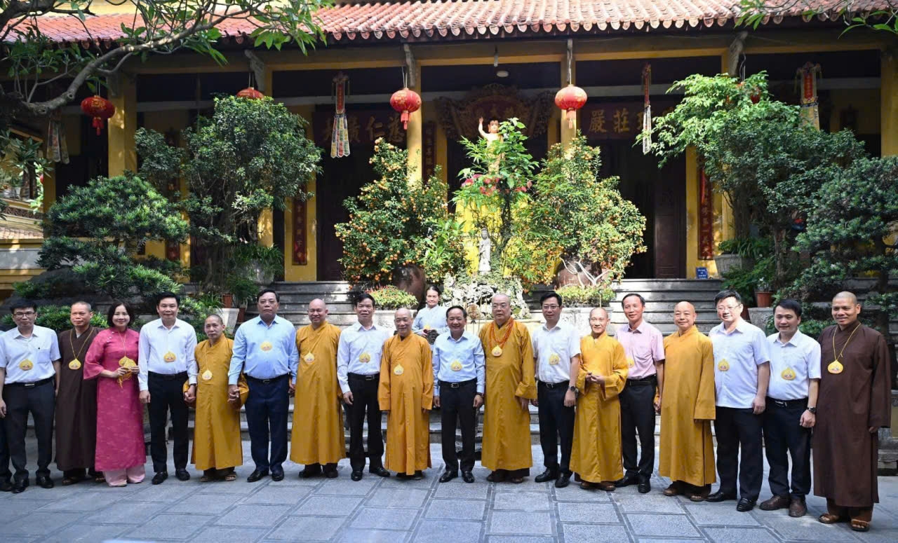 Đoàn công tác chụp ảnh lưu niệm cùng chư tôn giáo phẩm Trung ương Giáo hội Phật giáo Việt Nam tại chùa Quán Sứ.