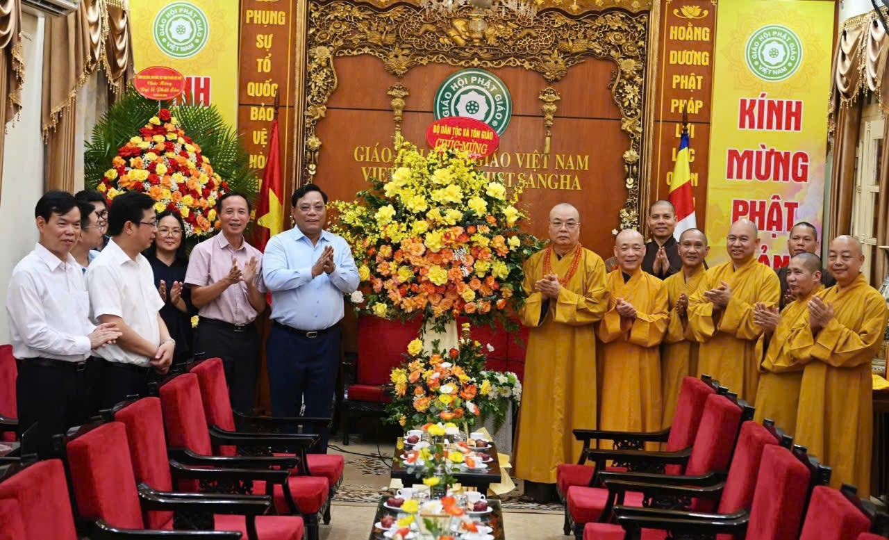 Thứ trưởng Bộ Dân tộc và Tôn giáo Nguyễn Hải Trung chúc mừng chư tôn giáo phẩm Trung ương Giáo hội Phật giáo Việt Nam nhân lễ Phật đản 2570.