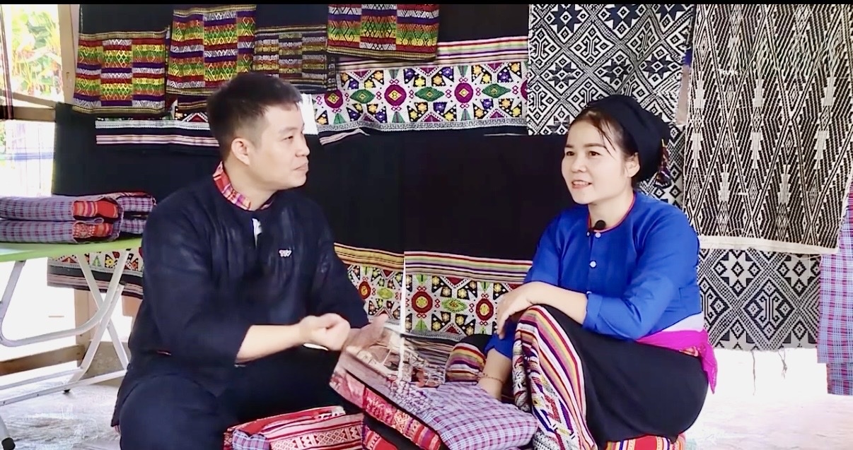 Chị Vi Thị Luyến chia sẻ về nghề dệt truyền thống của đồng bào Thái.