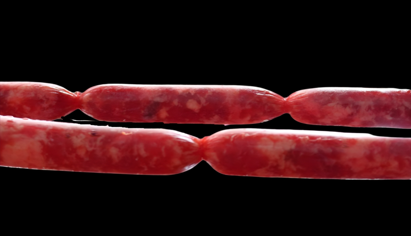 The Cham people in An Giang province, who follow Islam, do not eat pork because it is a forbidden food, therefore, in order to enjoy sausage, they prepare tung lo mo from beef, which is distinctly different from sausages made from pork in many other regions.