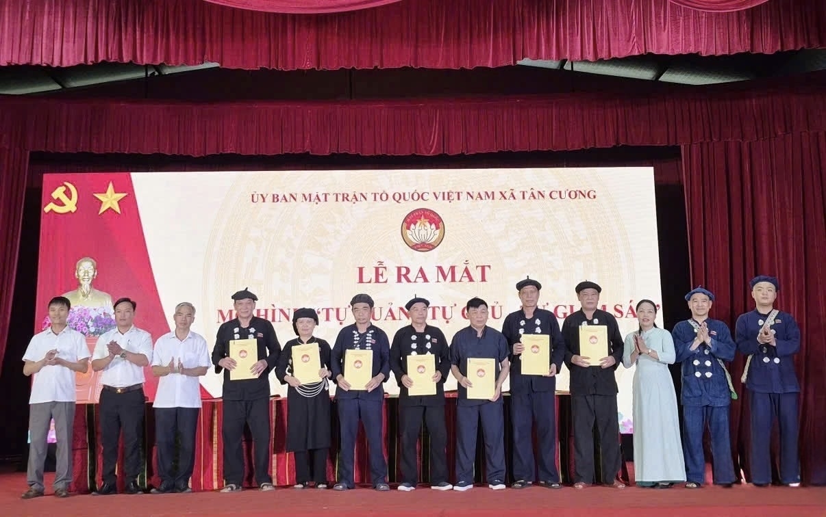 Đại diện các hộ gia đình với bản cam kết thực hiện mô hình “Tự quản - Tự chủ - Tự giám sát” trong cộng đồng dân cư, gắn với bảo tồn và phát huy giá trị văn hóa truyền thống.