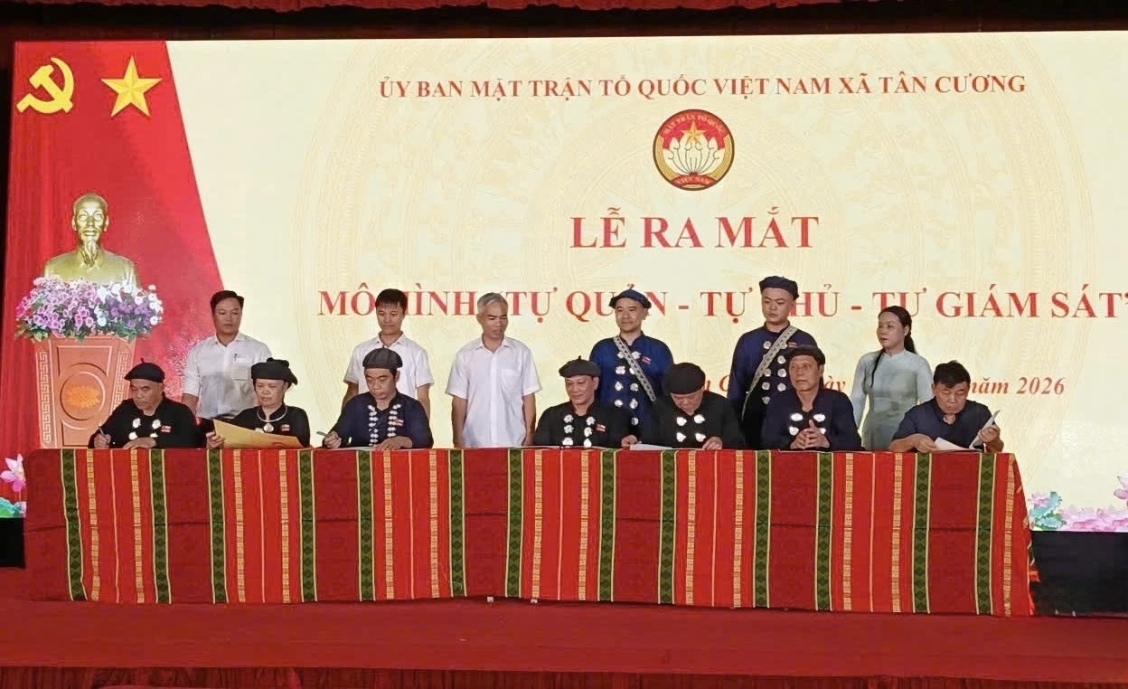 Đại diện các hộ dân ký cam kết thực hiện mô hình “Tự quản - Tự chủ - Tự giám sát” trong bảo tồn văn hóa gắn với phát triển du lịch sinh thái cộng đồng.