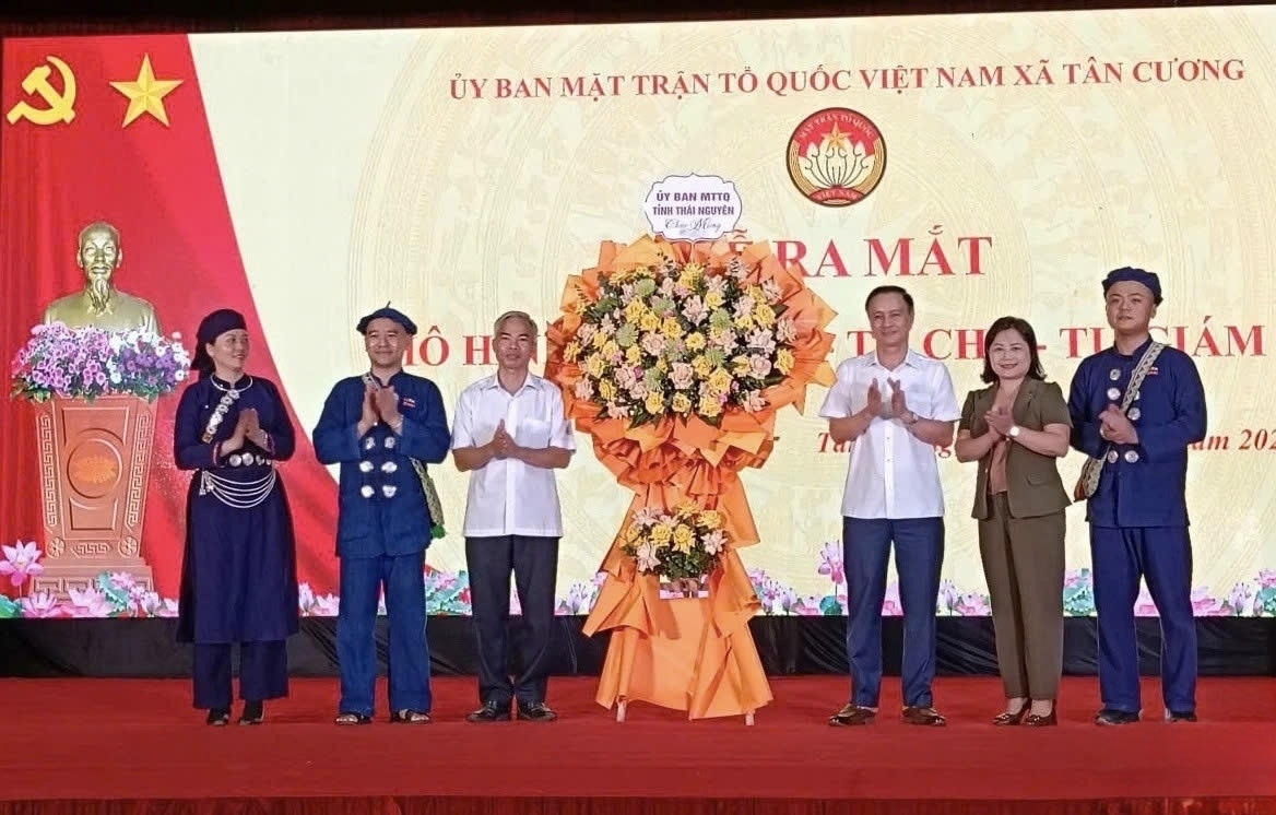 Ủy viên Ban Thường vụ Tỉnh ủy, Phó Chủ tịch Thường trực Ủy ban MTTQ tỉnh Vũ Duy Hoàng chúc mừng Lễ ra mắt mô hình