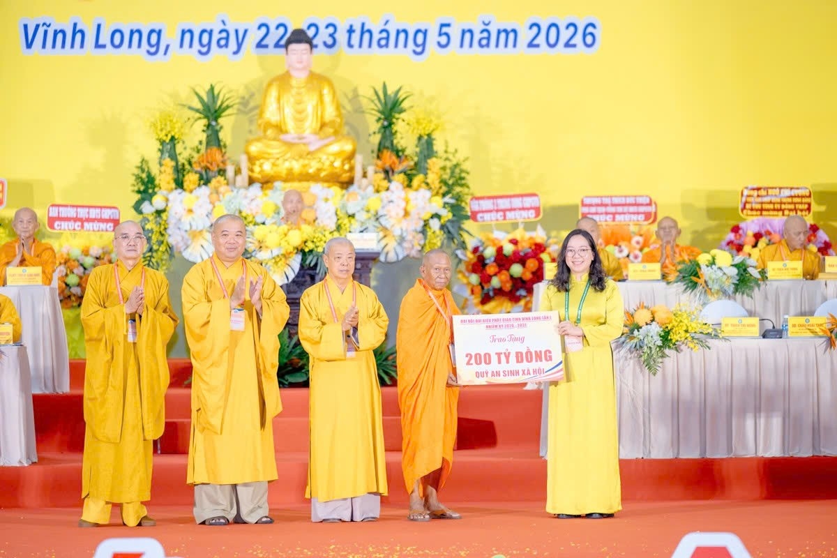 Ban Trị sự Giáo hội Phật giáo Việt Nam tỉnh Vĩnh Long đã trao bảng tượng trưng hỗ trợ 200 tỷ đồng đến Ủy ban Mặt trận Tổ quốc Việt Nam tỉnh Vĩnh Long