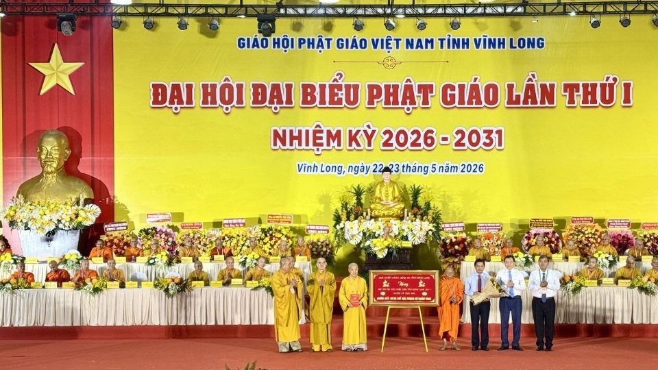 Lãnh đạo tỉnh Vĩnh Long tặng quà chúc mừng Đại hội đại biểu Phật giáo tỉnh Vĩnh Long lần thứ I, nhiệm kỳ 2026-2031