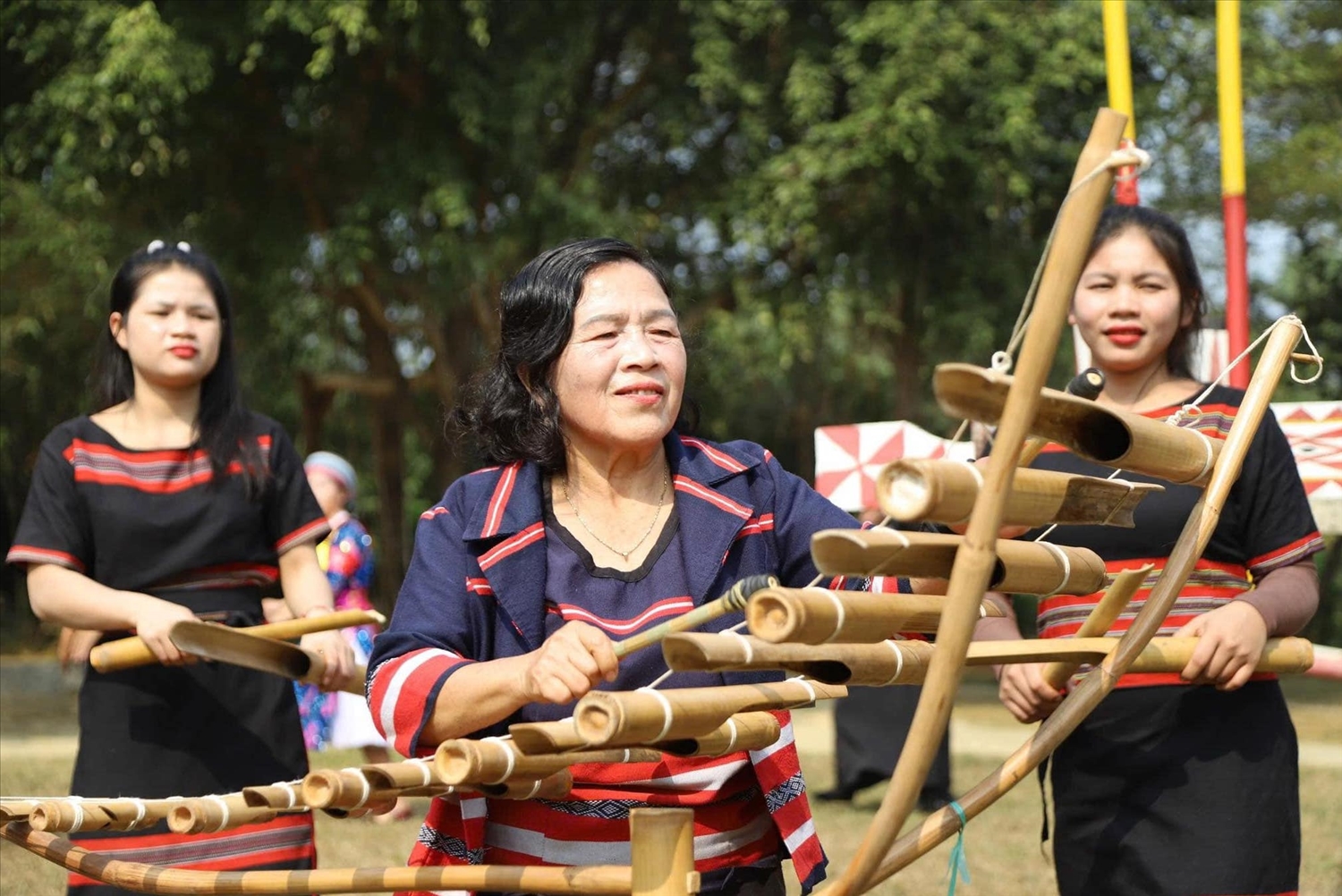 Nghệ nhân ưu tú Y Sinh đã dành trọn tâm huyết để mang con chữ về với bản làng, để giữ gìn âm thanh K'lông-pút vang xa