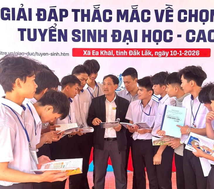 Học sinh trung học phổ thông tại tỉnh Đắk Lắk lắng nghe hướng dẫn từ giáo viên trước khi tham gia tư vấn tuyển sinh, hướng nghiệp. Ảnh: tuoitre.vn